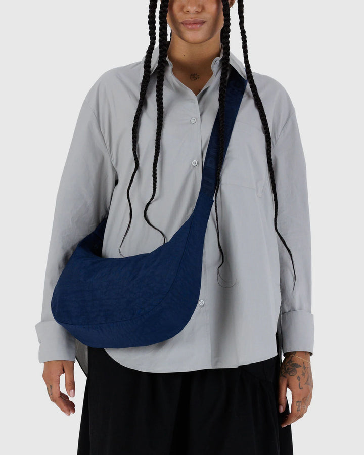 BAGGU - Medium Nylon Crescent Bag in Navy