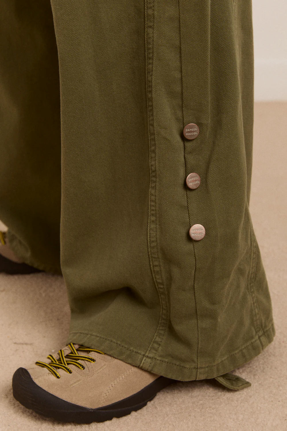 Damson Madder – Wylie Turn Up Jeans in Kaki