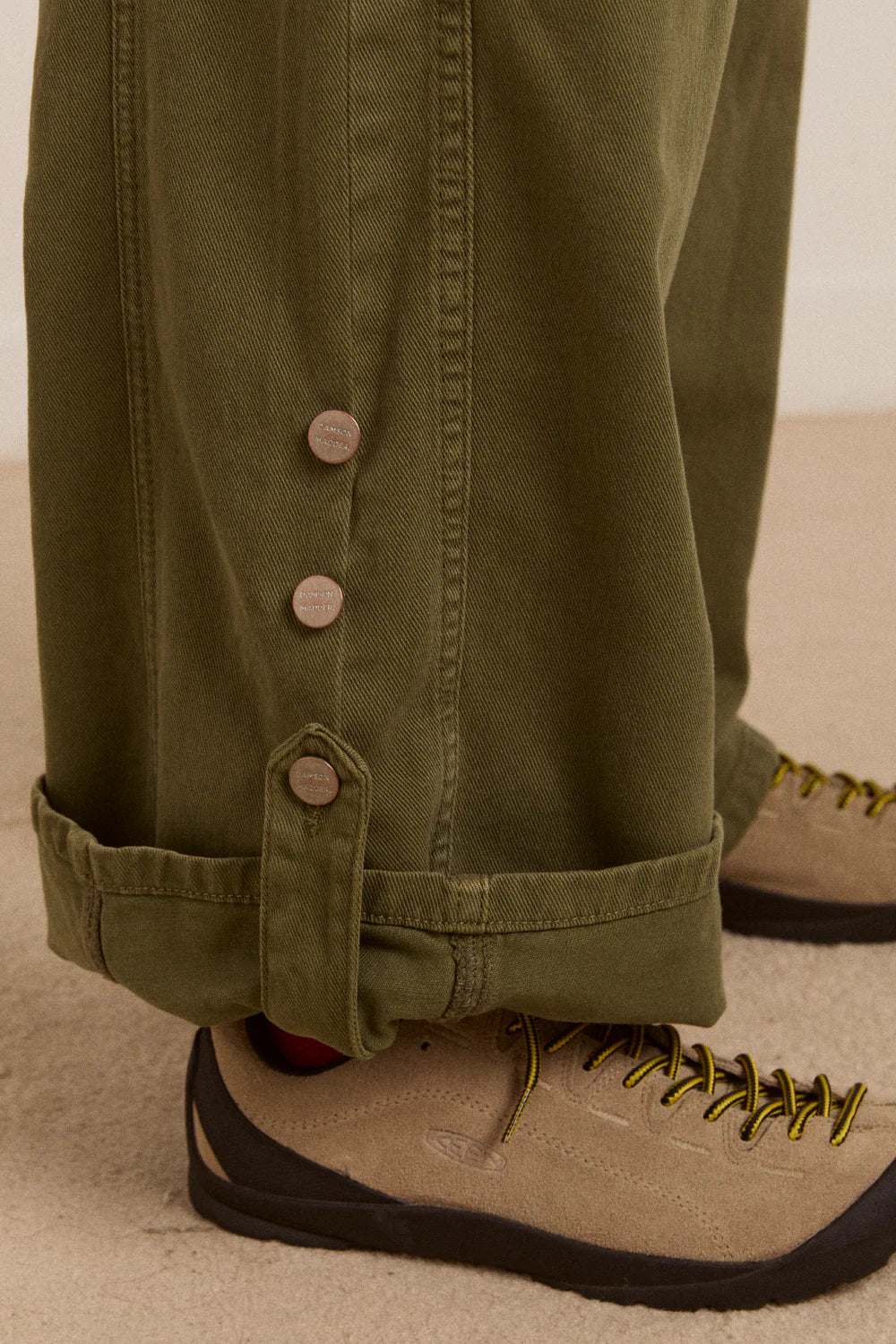 Damson Madder – Wylie Turn Up Jeans in Kaki