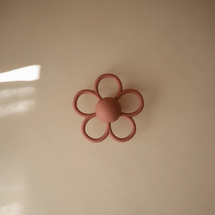 Mushie – Daisy Teether Rattle in Dusty Rose