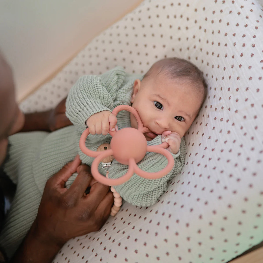 Mushie – Daisy Teether Rattle in Dusty Rose