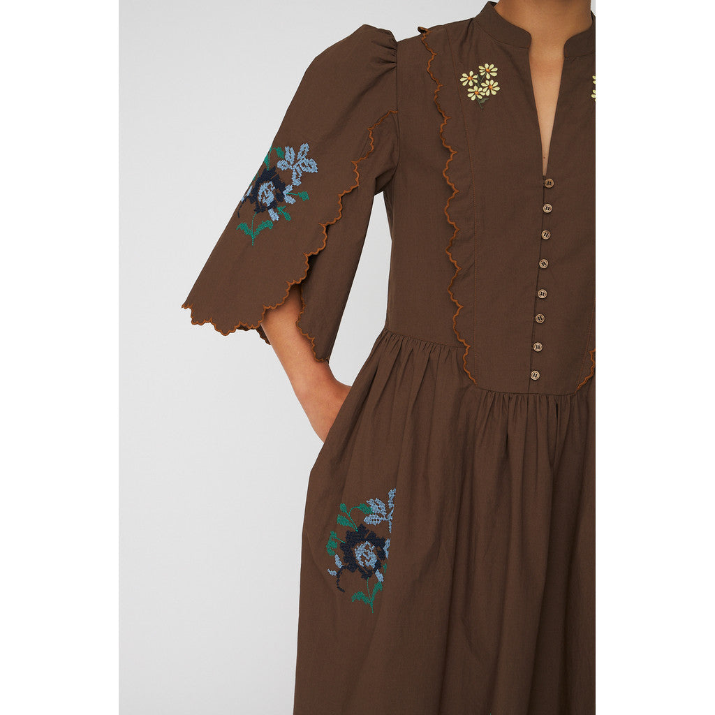 Stella Nova – Embroidered Loose Midi Dress